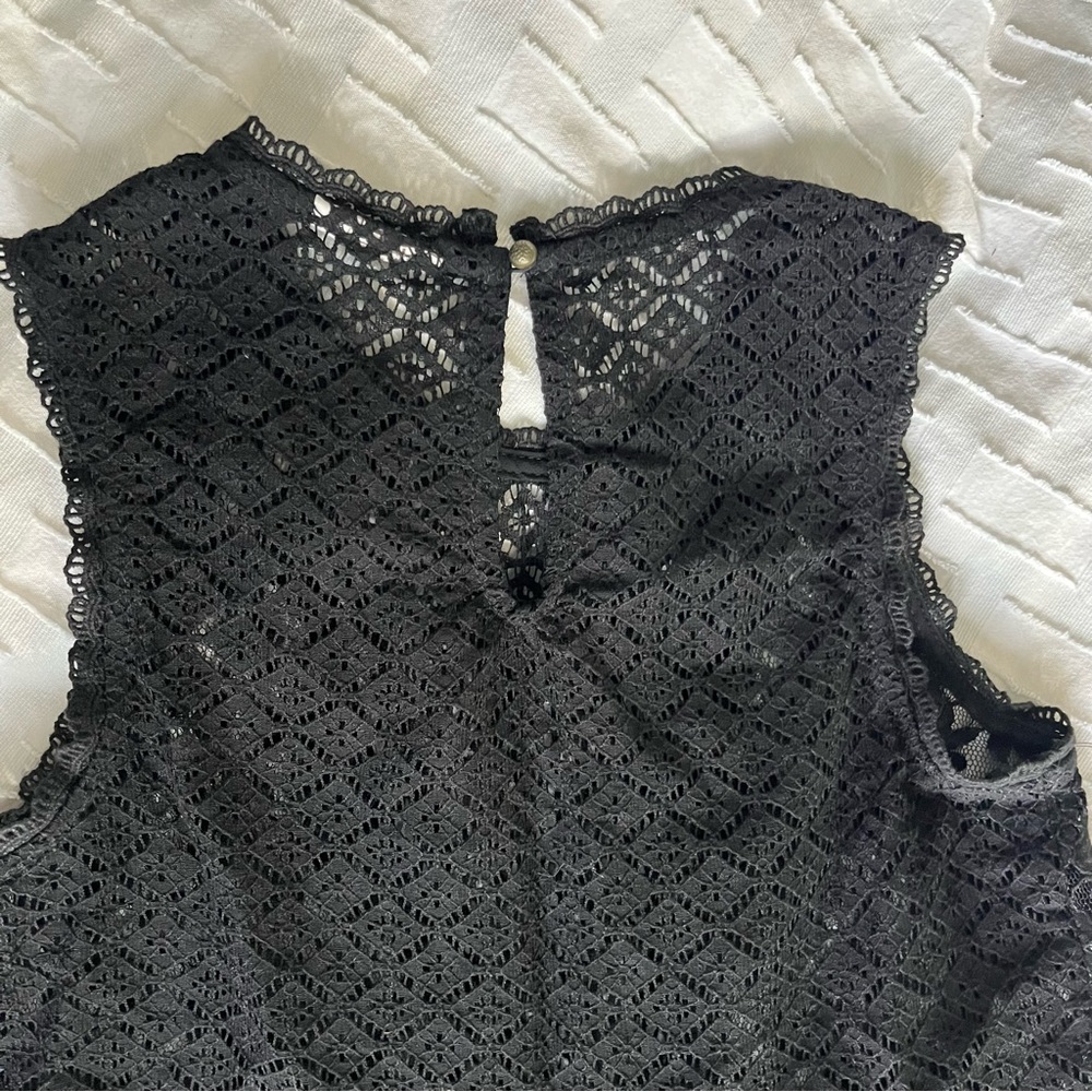 Black Lace Peplum Sleeveless Top - Picture 5 of 8